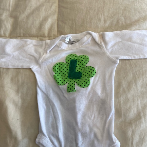 St. Patrick’s Day Shamrock ‘L’ Long-sleeved Onesie - Picture 2 of 6